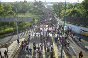 Caravana de imigrantes deixa a cidade de Tapachula, no México, rumo aos EUA