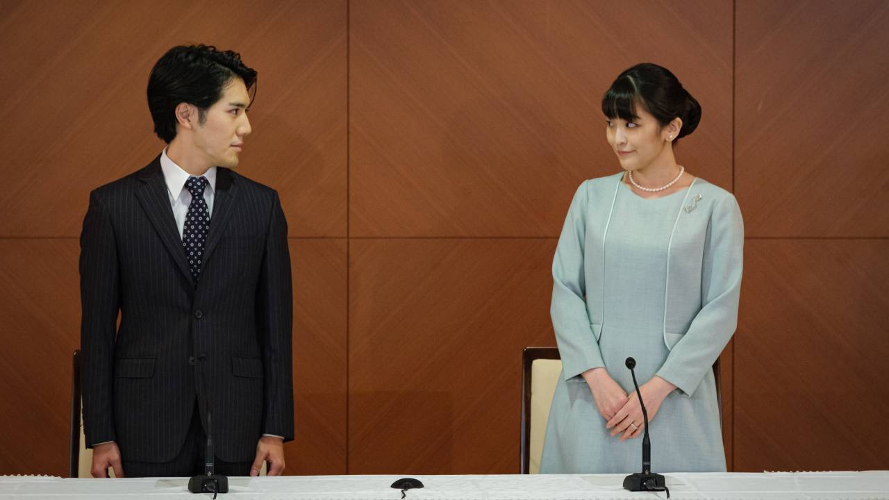 TOKYO, JAPAN - OCTOBER 26 : Princess Mako, the elder daughter of Prince Akishino and Princess Kiko, and her husband Kei Komuro, a university friend of Princess Mako, poses during a press conference to announce their marriage registration at Grand Arc Hotel in Tokyo, Japan on October 26, 2021. (Photo by SIPA Press/Nicolas Datiche/Pool/Anadolu Agency via Getty Images)