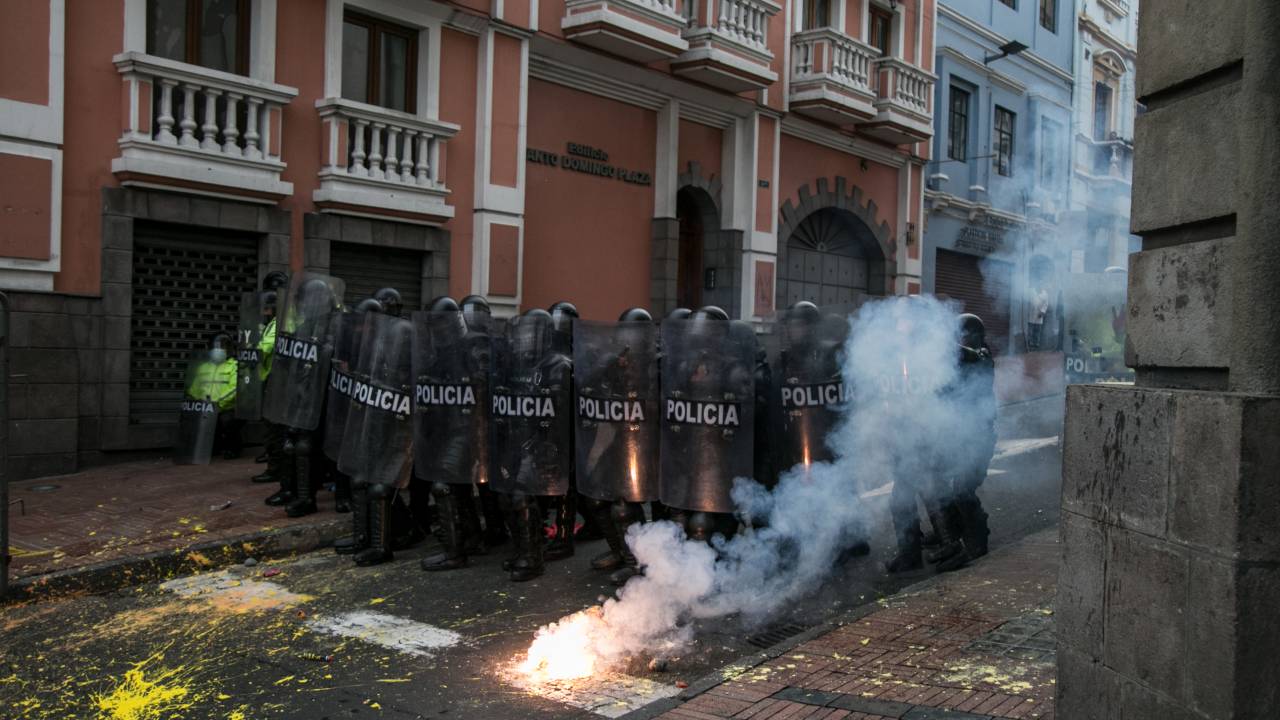 Protestos contra o presidente Guillermo Lasso terminam em confronto em Quito, capital do Equador