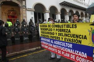Lideranças indígenas protestam no centro de Quito, capital do Equador
