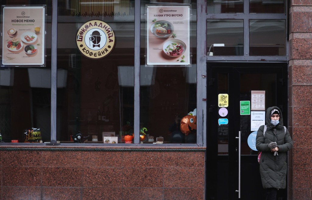 Café fechado durante lockdown em Moscou, na Rússia - 28/10/2021