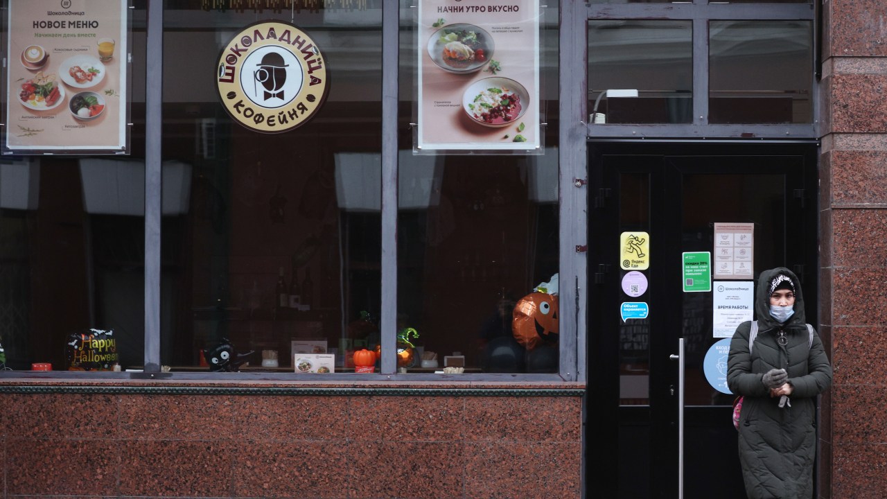 Café fechado durante lockdown em Moscou, na Rússia - 28/10/2021
