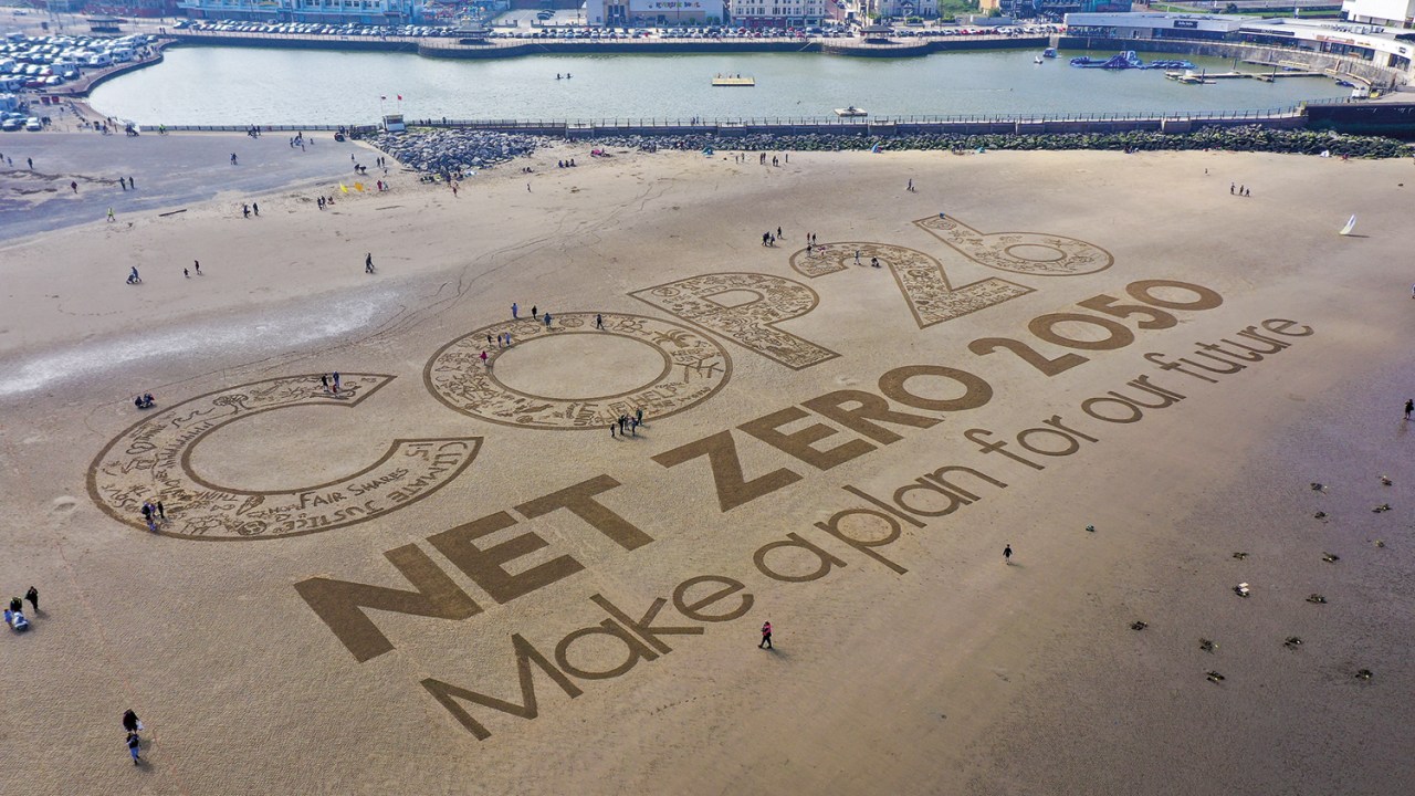 EXPECTATIVA - Intervenção artística em praia da Inglaterra com o tema da COP26: apelo aos governantes -