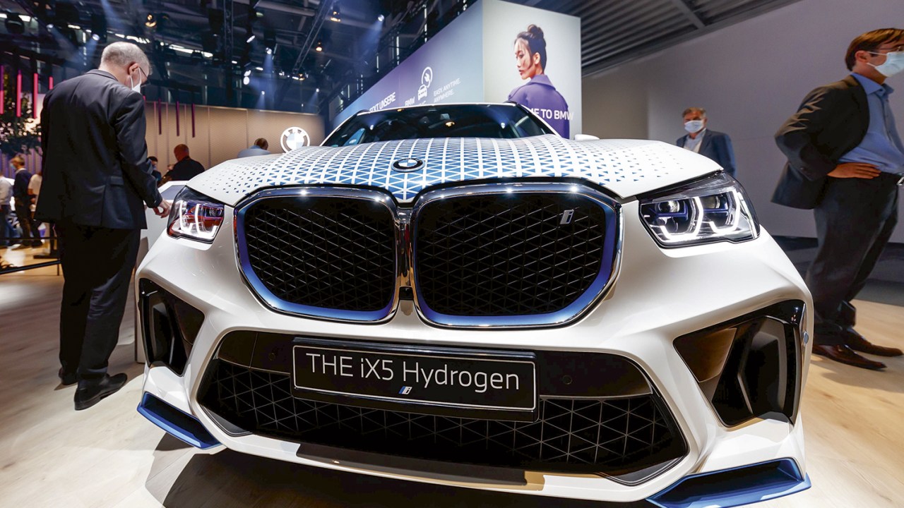 À BASE DE ÁGUA - Modelo BMW exibido em feira de automóveis movidos a hidrogênio, em Seul: eletricidade gerada no motor -