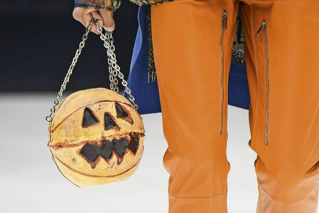 GettyImages-1344675608.jpg HALLOWEEN SEMPRE - Abóbora de mão: qualquer peça de roupa pode ser usada com a bolsa. Se for em tons alaranjados, a combinação fica perfeita -