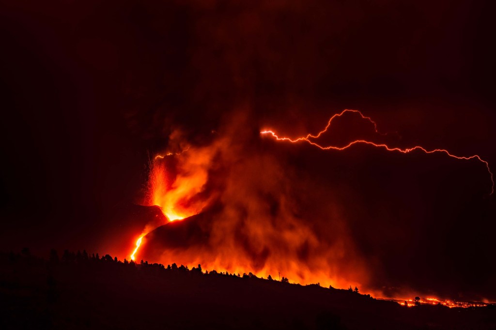 Cumbre Vieja voltou a liberar fluxos de lava após colapso no cume