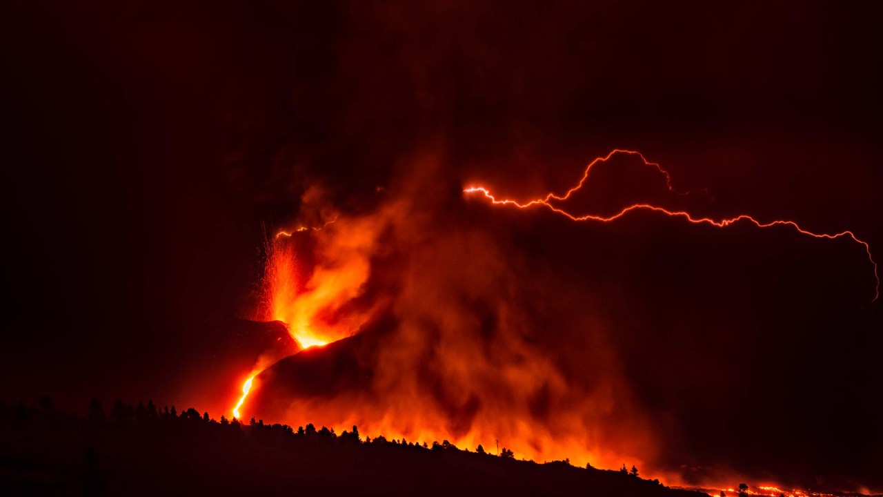 Cumbre Vieja voltou a liberar fluxos de lava após colapso no cume