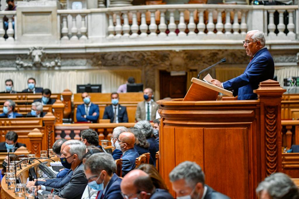 Parlamento de Portugal rejeita orçamento e governo deve ser derrubado