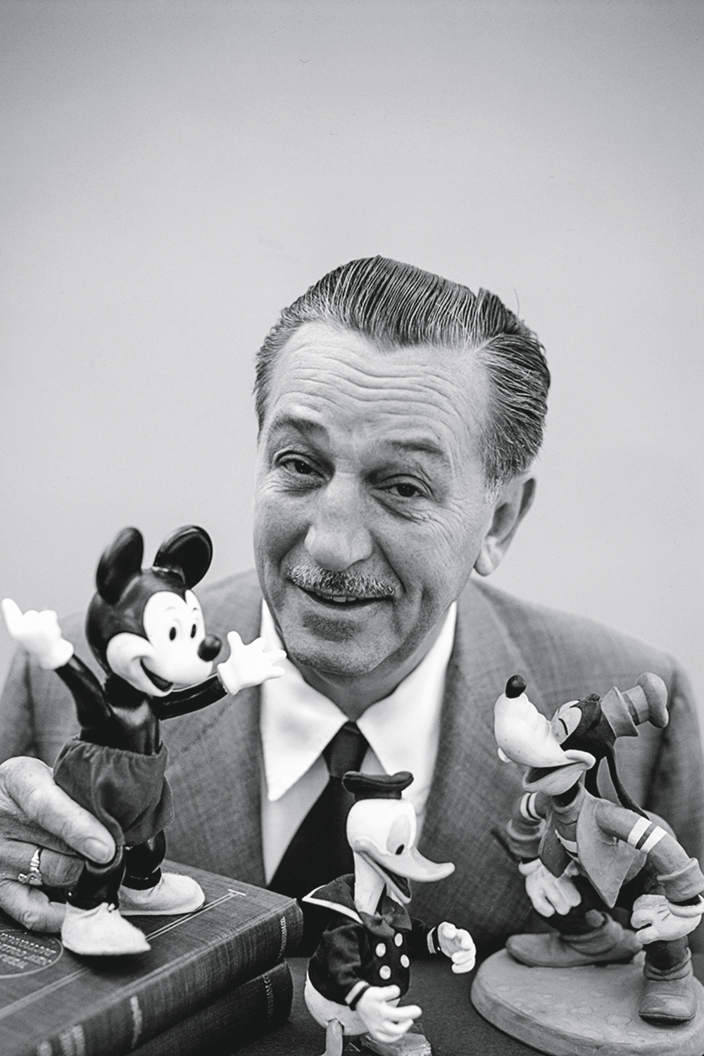 GÊNIO - Criador e criaturas eternas: Walt Disney posa orgulhoso com Mickey, Pato Donald e Pateta -