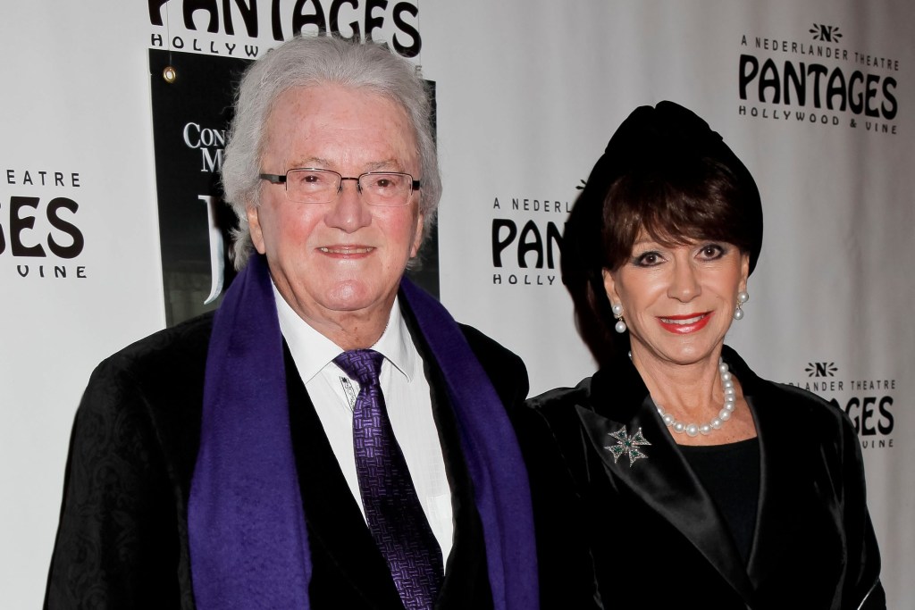 O compositor Leslie Bricusse e sua esposa, a atriz Yvonne Roman, em 2013, em Hollywood, na Califórnia