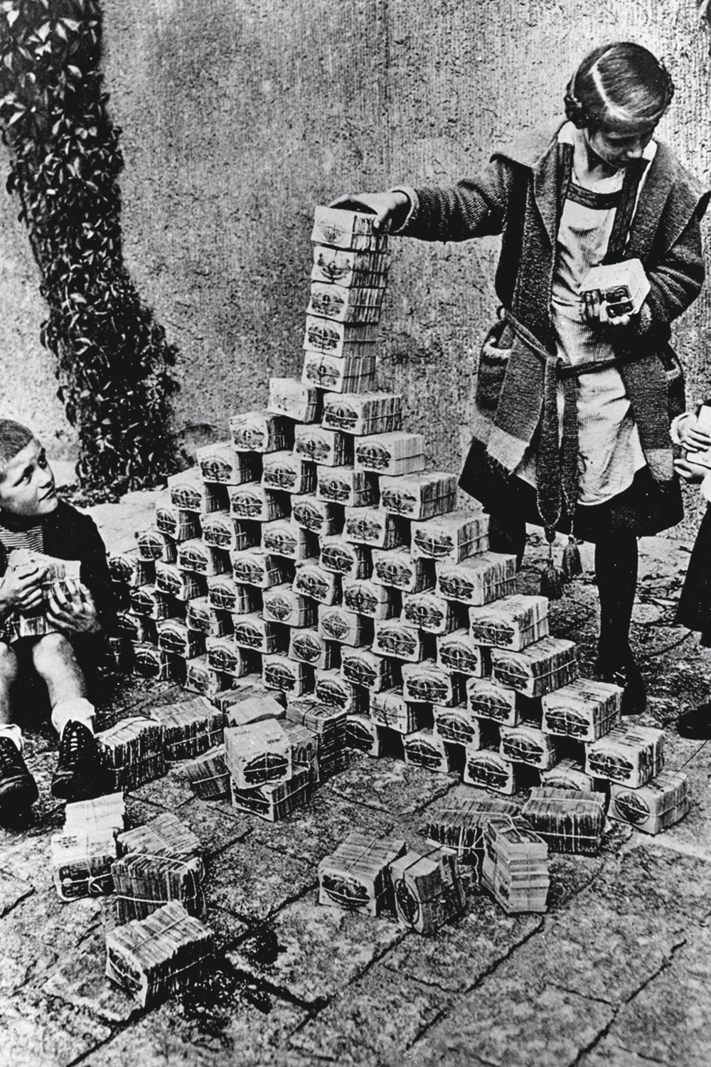 EFEITOS - Crianças alemãs brincam com maços de dinheiro: descontrole -