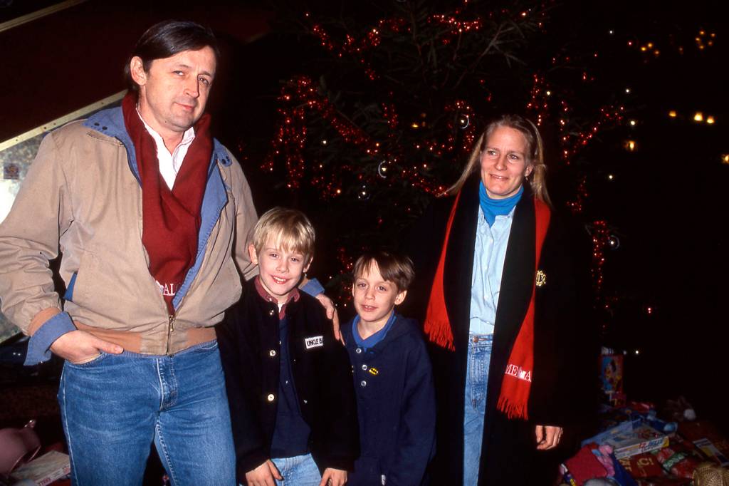Macaulay Culkin (Da esq. para a dir.) Kit, Macaulay e Kieran Culkin, e Patricia Bretnup, em 1990
