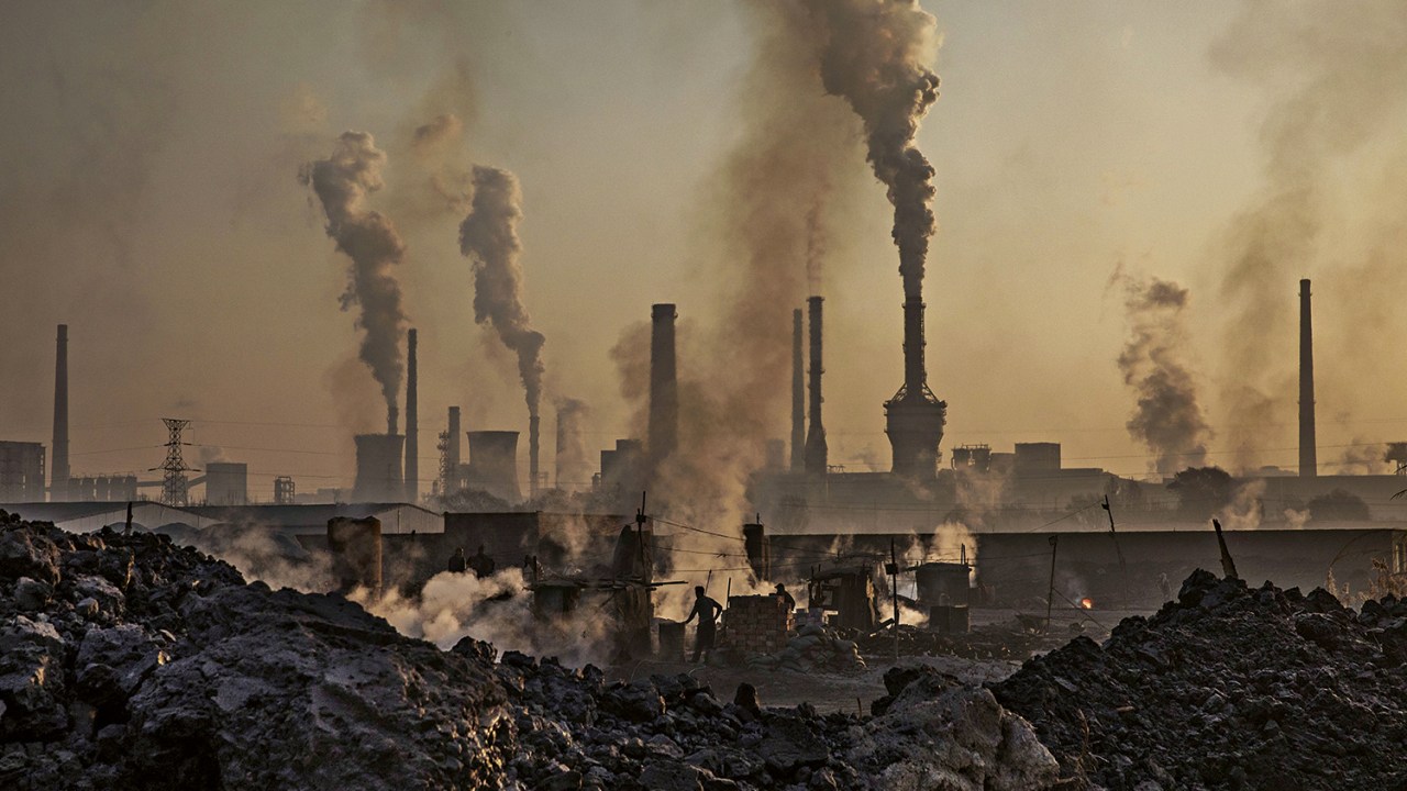 SUJEIRA NO AR E NA TERRA - Usina siderúrgica na China: índice de emissão de poluentes e resíduos além do aceitável -