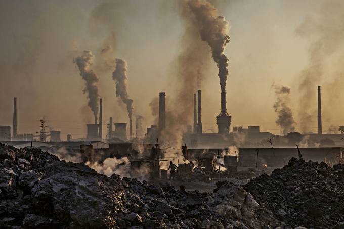 SUJEIRA NO AR E NA TERRA - Usina siderúrgica na China: índice de emissão de poluentes e resíduos além do aceitável -