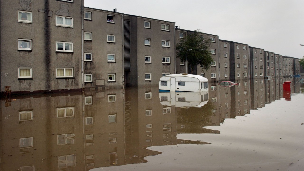 Área de Glasgow inundada após tempestade, em 2002: cidade vê número de eventos extremos se multiplicar