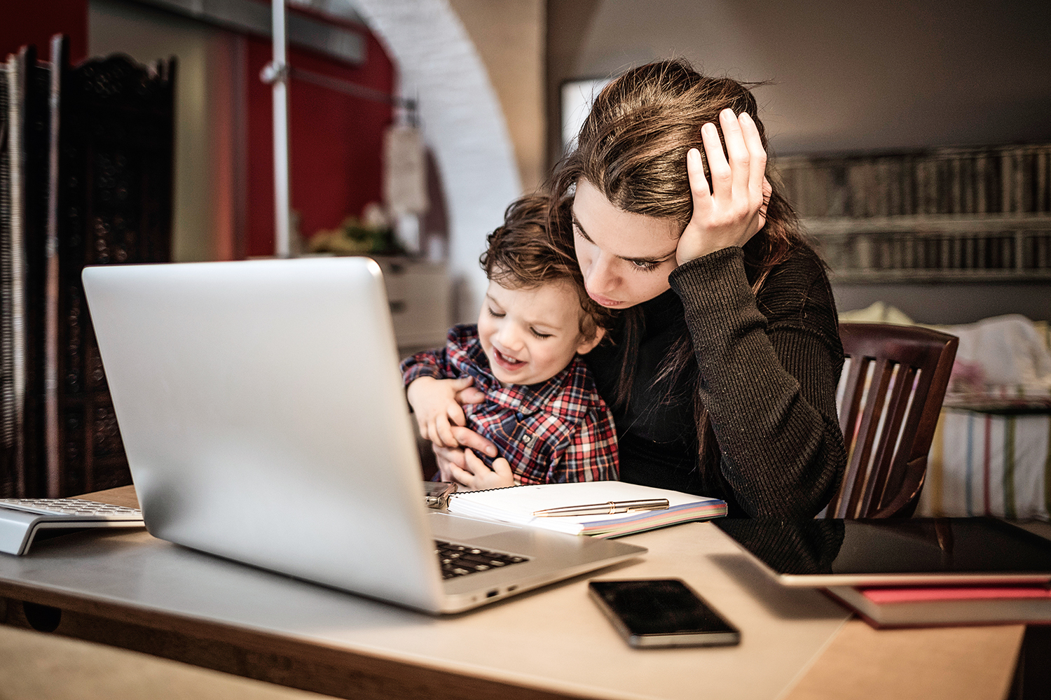 MULTITAREFA - Trabalho em casa: aumento das demandas, que passaram a incluir as aulas on-line dos filhos -