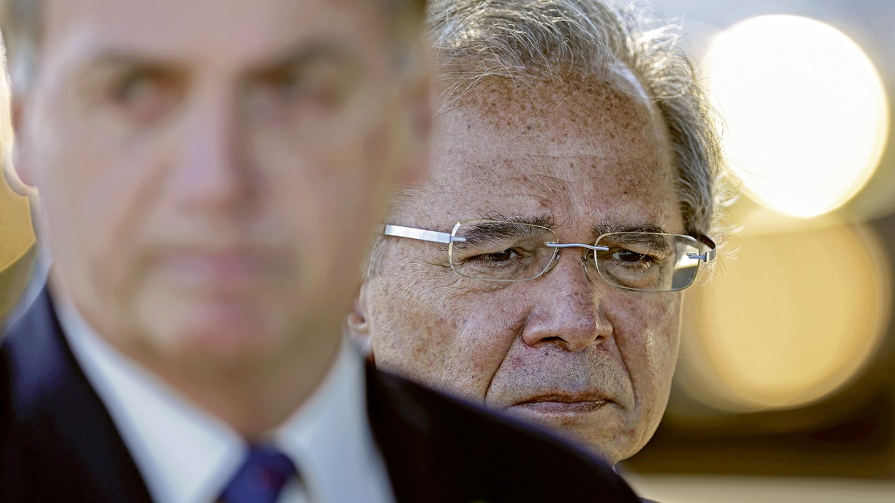 FIRME NO CARGO - Bolsonaro e o ministro da Economia: aposta na recuperação a partir de janeiro de 2022 -
