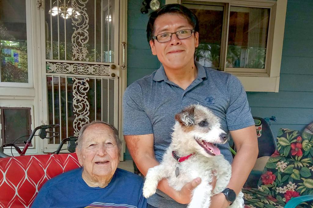 HORA DE MUDAR - Casado e pai de família, o americano Kenneth Felts (à esq.) sempre namorou homens às escondidas. Aos 91 anos, sobrevivente de um câncer, saiu do armário e arranjou um namorado, Johnny Hau. “Ainda é difícil, mas a sociedade está cada vez mais receptiva”, ensina. -