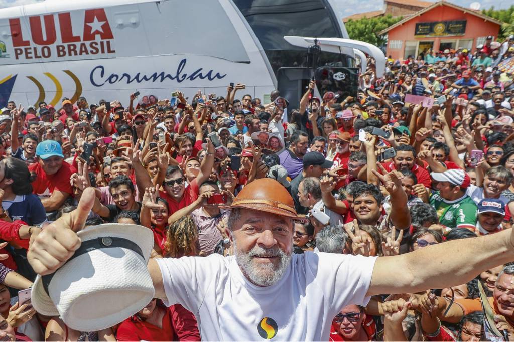 EM ALTA - Lula com apoiadores em Banabuiú (CE): uma das visitas que o petista realizou em 2017, em caravana eleitoral visando 2018 -