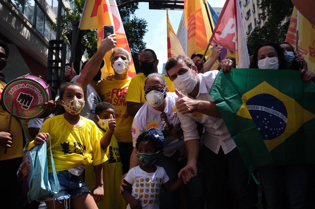 Os deputados federais Alessandro Molon e Marcelo Freixo, ambos do PSB, em protesto no Rio