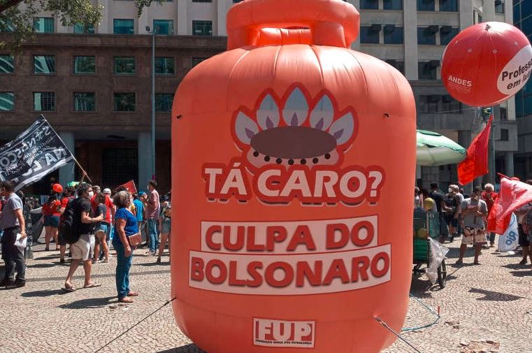 Botijão inflável levado a manifestação no Rio de janeiro atribui a alta do gás ao presidente Jair Bolsonaro