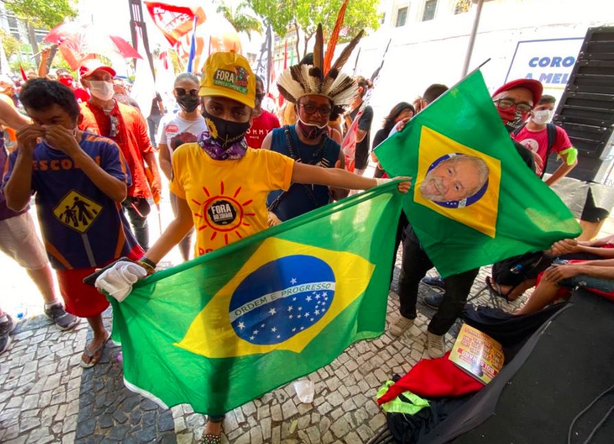 Manifestantes empunham faixa que mistura bandeiras do Brasil e da CUT na Avenida Paulista, em São Paulo, durante protesto contra Bolsonaro