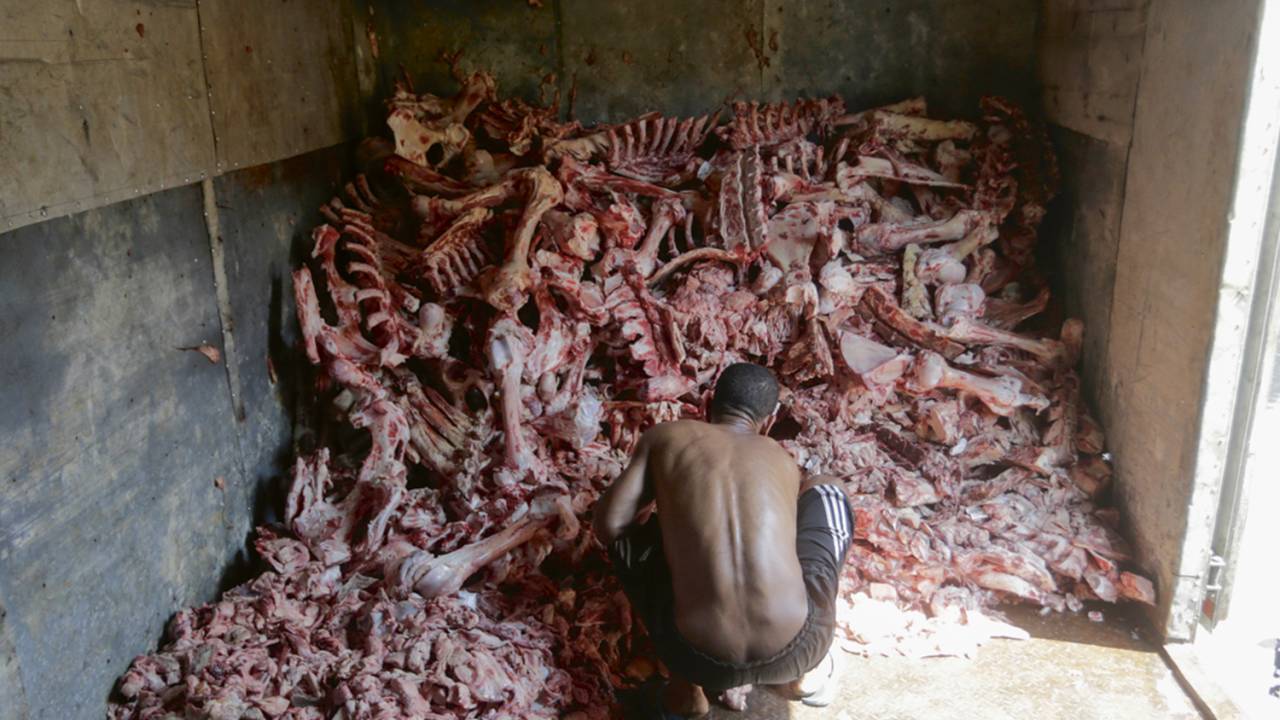 ISSO É UM HOMEM? - O jovem no Rio: catando restos de carne no caminhão -