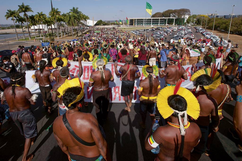 PROTESTO - Indígenas reunidos à frente do STF em Brasília: reação contra o marco temporal das reservas -