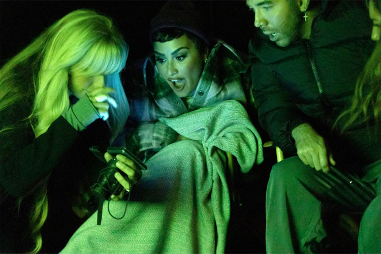 Cena de 'Unidentified With Demi Lovato', série que investiga a vida extraterrestre a partir da ótica da artista não-binária Demi Lovato