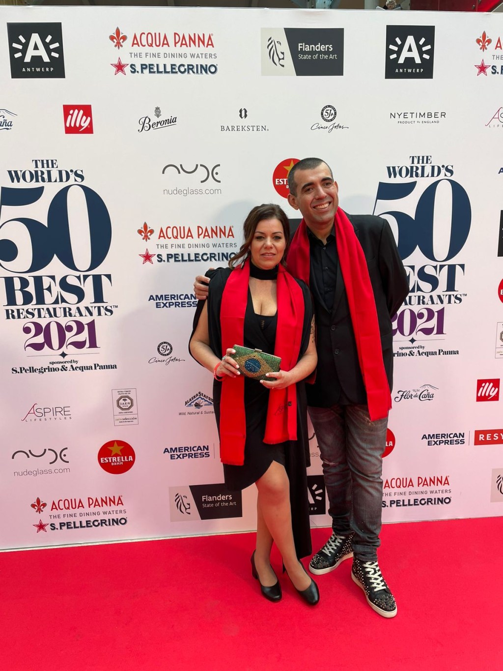 A imagem mostra o casal Janaína e Jefferson Rueda na entrada da cerimonia de premiação do World's 50 Best Restaurants