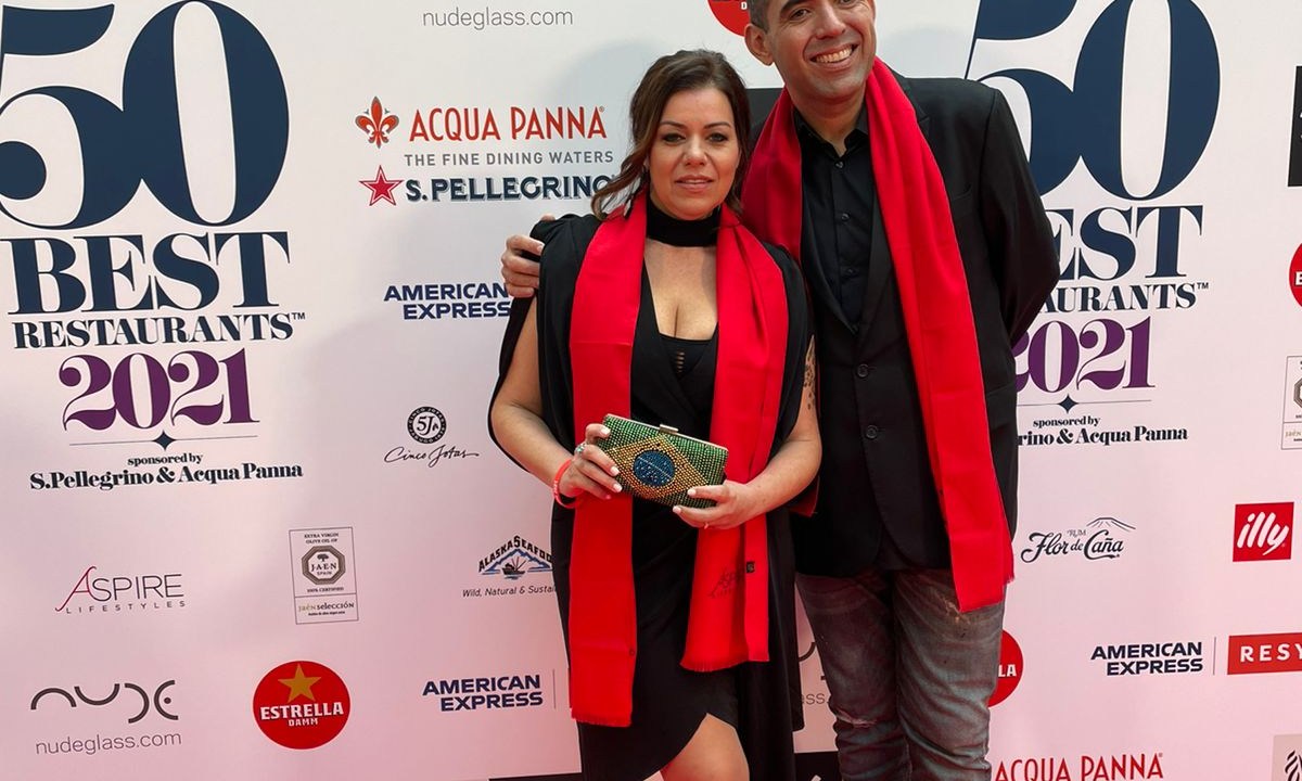 A imagem mostra o casal Janaína e Jefferson Rueda na entrada da cerimonia de premiação do World's 50 Best Restaurants