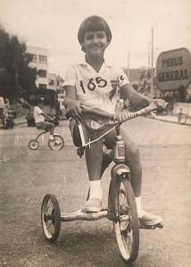 A foto mostra a cantora Simone em seu velocípede, aos 8 anos