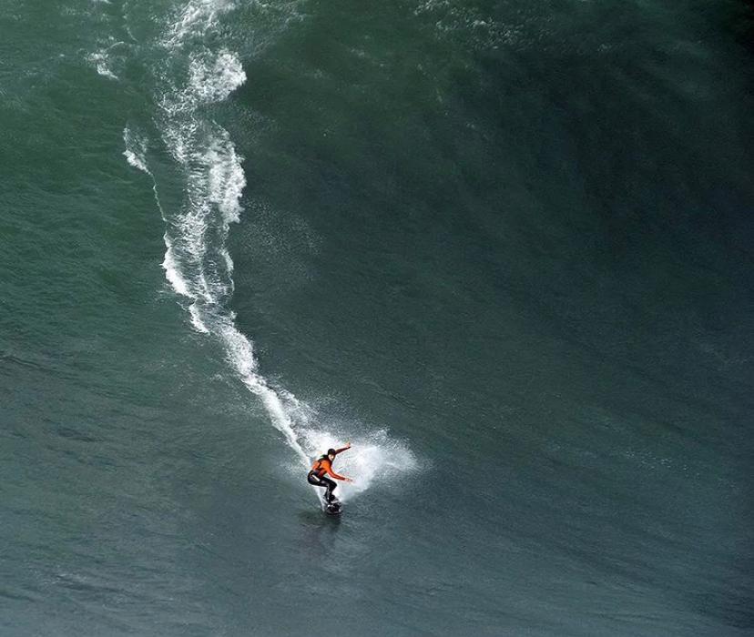 A imagem mostra Maya Gabeira numa onda gigante