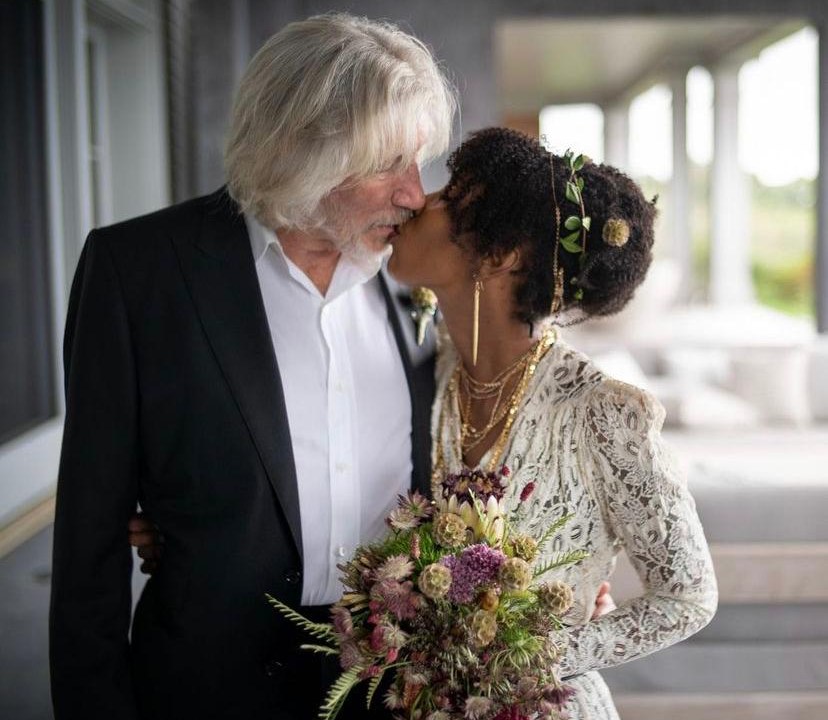 A imagem mostra Roger Waters e sua noiva se beijando