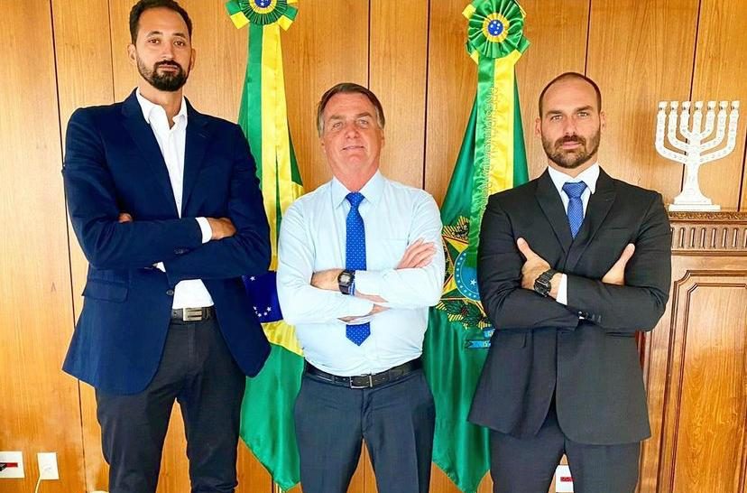 A imagem mostra o jogador de volei mauricio souza ao lado de Jair e eduardo bolsonaro