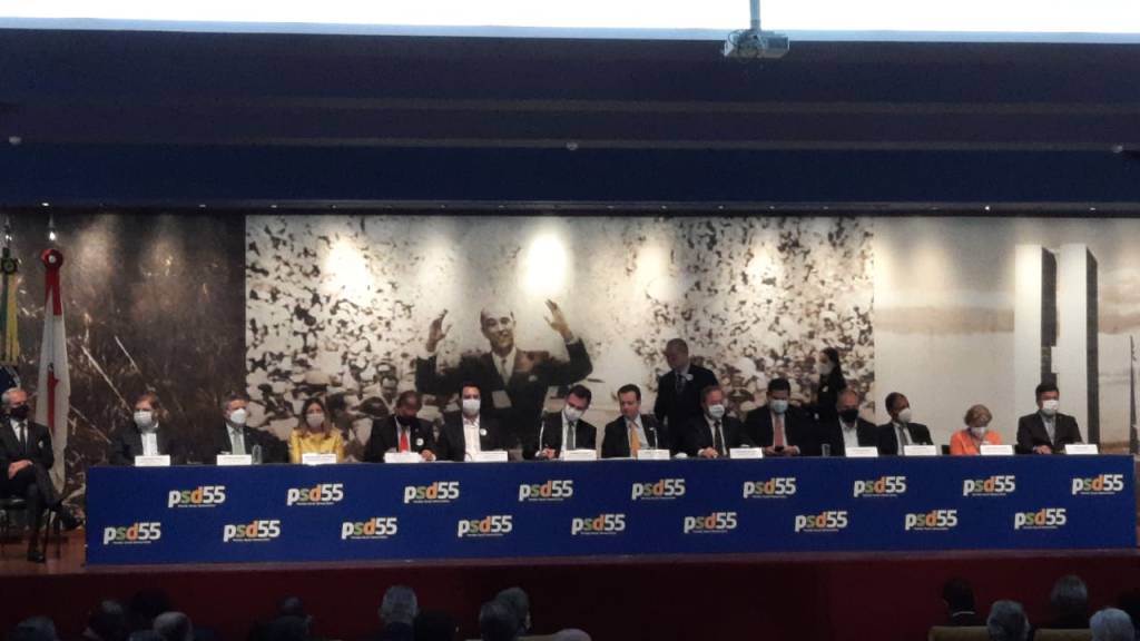 As mãos de JK sobre Pacheco na filiação do PSD