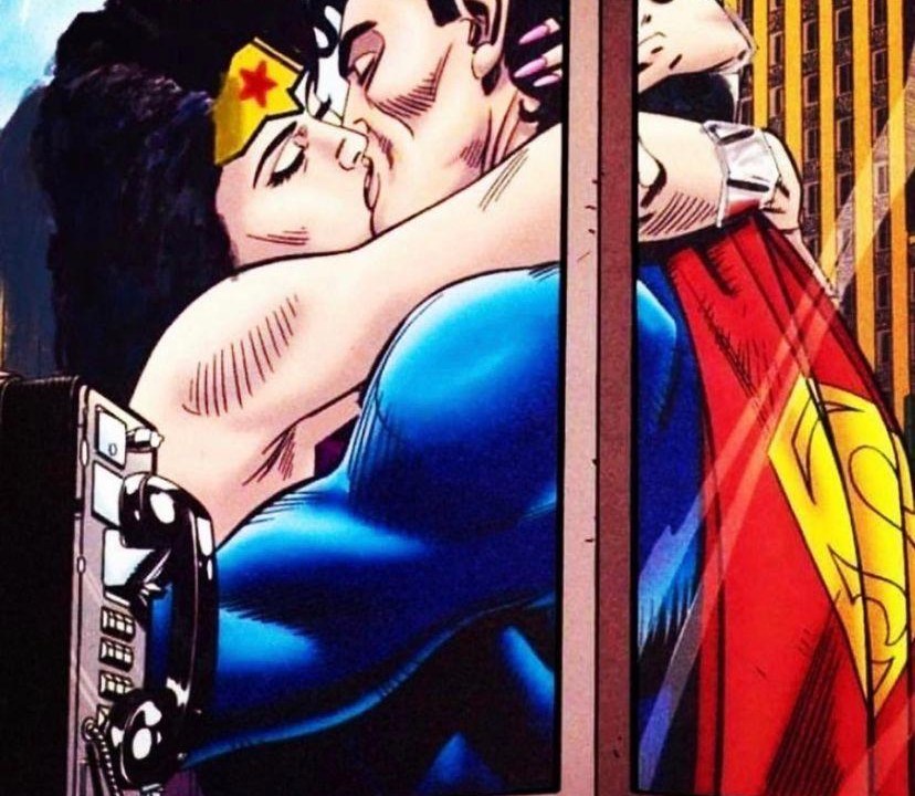 Mulher Maravilha beijando o super homem