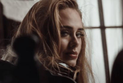 A cantora Adele no clipe 'Easy On Me'