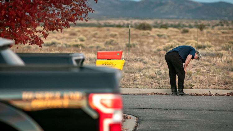 Transtornado, Alec Baldwin aparece chorando após depor sobre morte em set