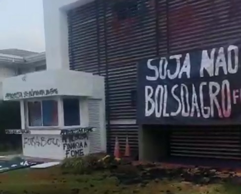 Prédio ficou totalmente destruído após manifestantes entrarem e deixarem mensagens nas paredes contra o presidente