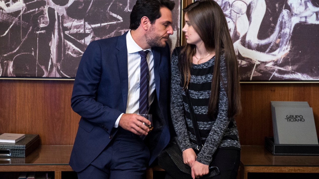 Angel (Camila Queiroz) e Alex (Rodrigo Lombardi), em 'Verdades Secretas' -