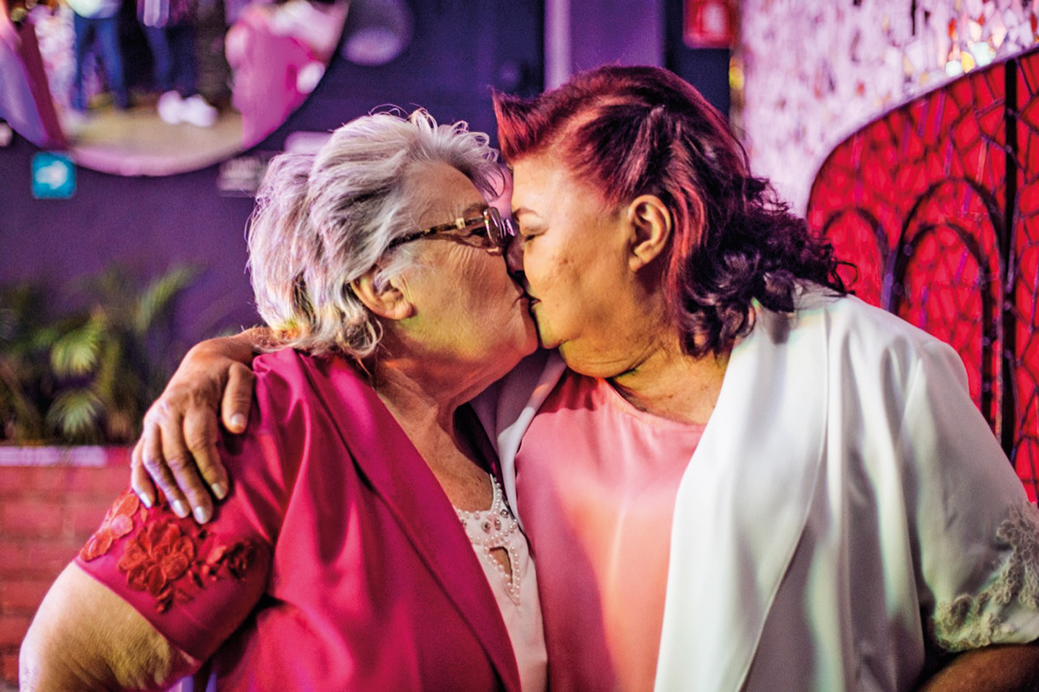 DA ARTE PARA A VIDA - A enfermeira Ângela Fontes (à esq.), 69 anos, trocou os primeiros beijos com meninas na adolescência e vive com Wilman Rocha há 26 anos. Mas só assumiu a homossexualidade em público depois de ver um beijo lésbico na TV. -