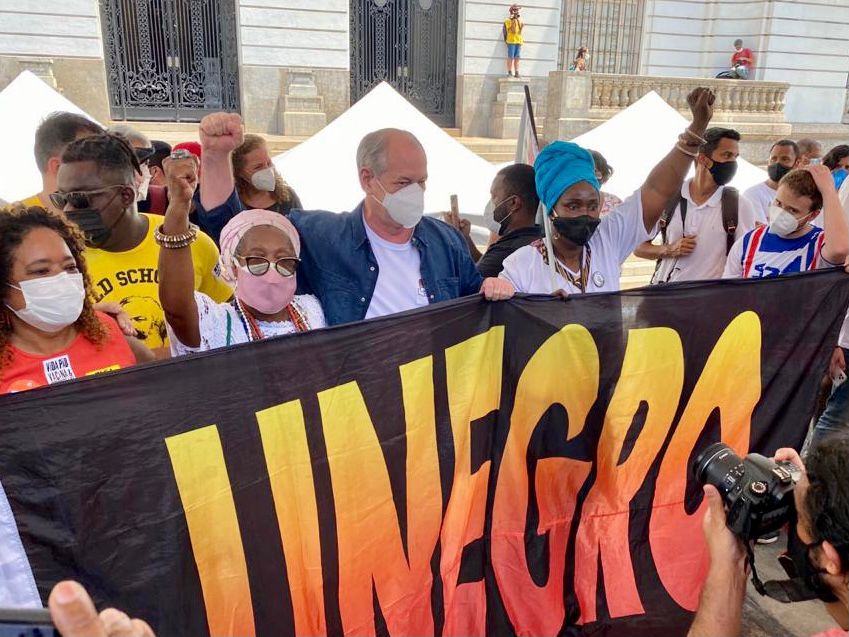 Ciro Gomes participou do protesto no Rio contra Bolsonaro