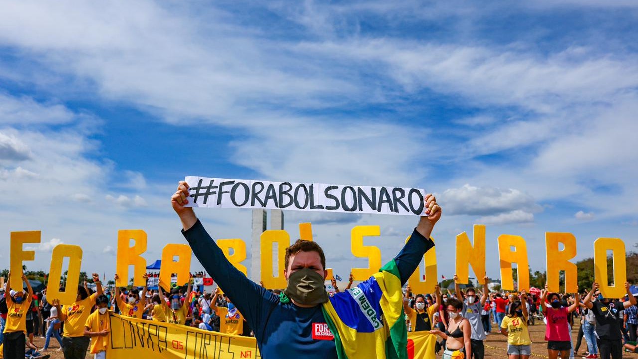Manifestante pede a saída de Bolsonaro durante manifestação em Brasília no dia 29 de maio