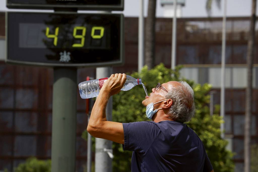 CALOR EXTREMO - Morador na Grécia no último verão: recorde de temperaturas -