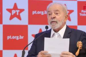O ex-presidente Luiz Inácio Lula da Silva concede entrevista coletiva em Brasília