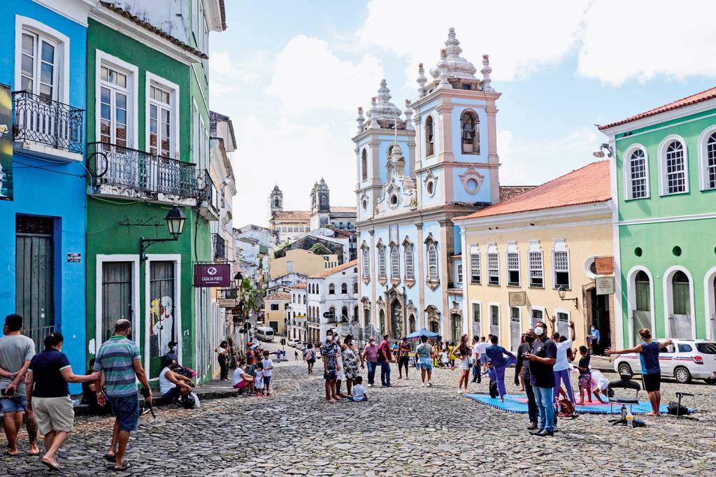 PÉ NA ESTRADA - Turismo: reservas crescem e 600 000 vagas no setor serão abertas -