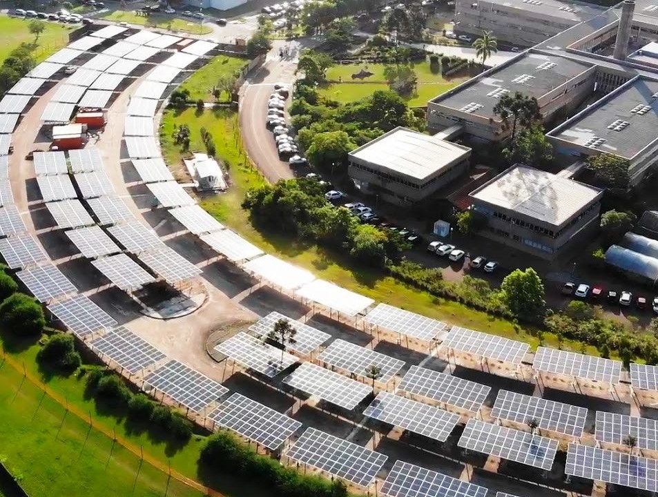 Solar CarportUsinas construídas em estacionamentos. A estrutura para captação solar protege os veículos do sol.
