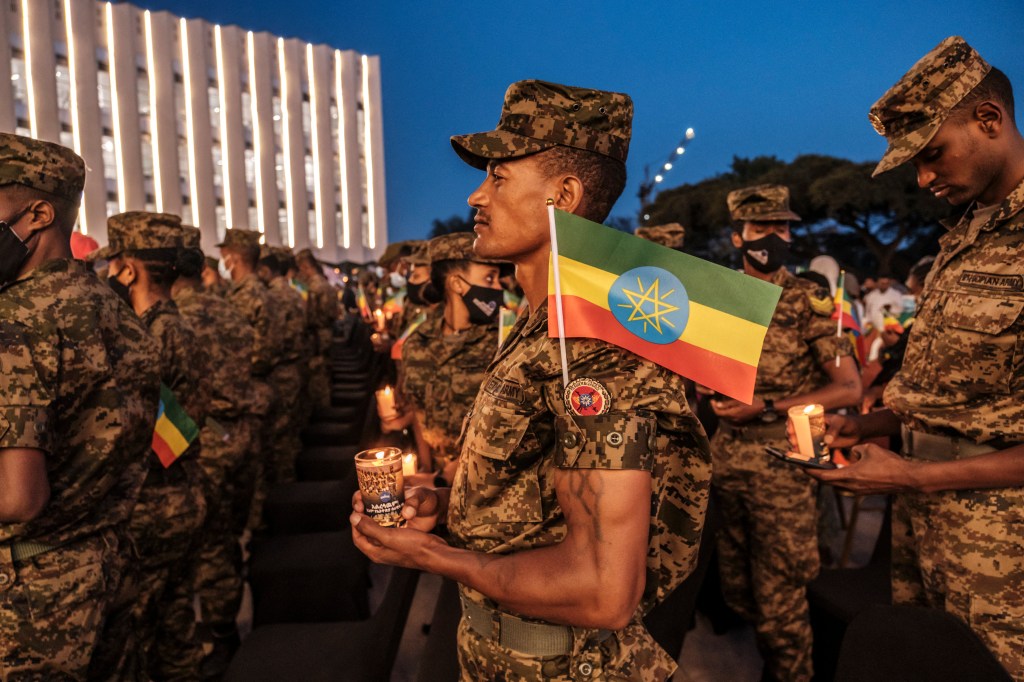 Membros das Forças Federais da Etiópia seguram velas durante memorial às vítimas do conflito na região do Tigré. 03/11/2021