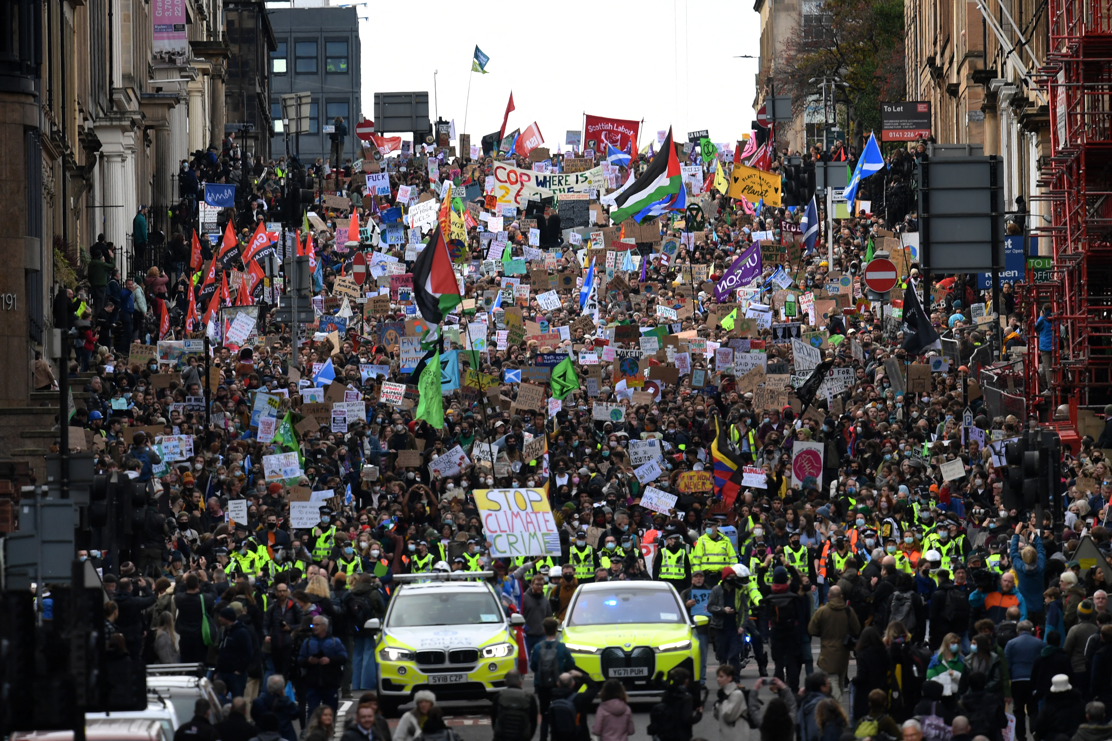 Manifestantes pedem maiores ações para conter aquecimento global em protesto em Glasgow, onde acontece a COP26. 05/11/2021